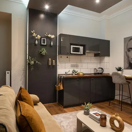 Chic 1br Retreat Near New York Cafe With View Apartment Budapest