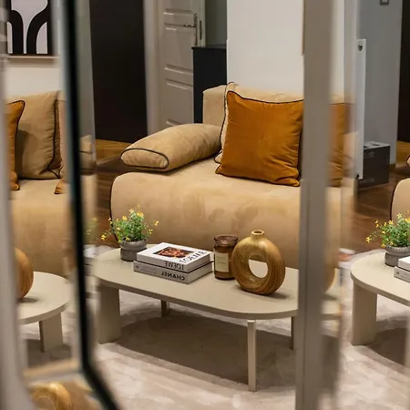 Apartment Chic 1br Retreat Near New York Cafe With View