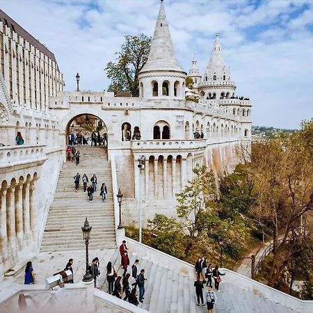 Chic 1br Retreat Near New York Cafe With View Apartment Budapest