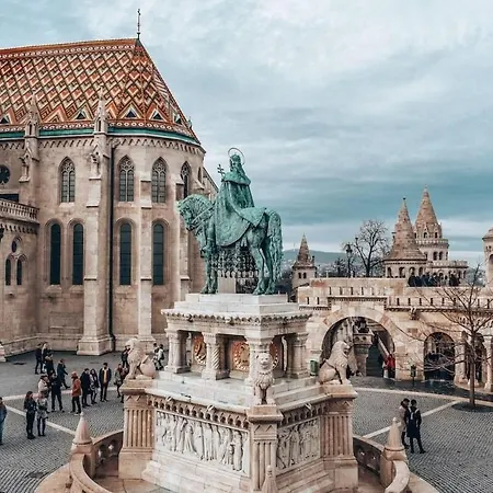 Chic 1br Retreat Near New York Cafe With View Budapest