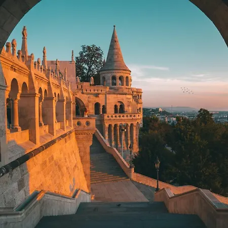Chic 1br Retreat Near New York Cafe With View Apartment Budapest