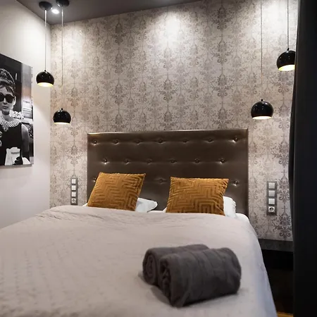 Chic 1br Retreat Near New York Cafe With View