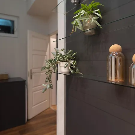 Chic 1br Retreat Near New York Cafe With View Boedapest
