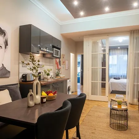 Super Cosy 3br Near Newyork Cafe With Balcony