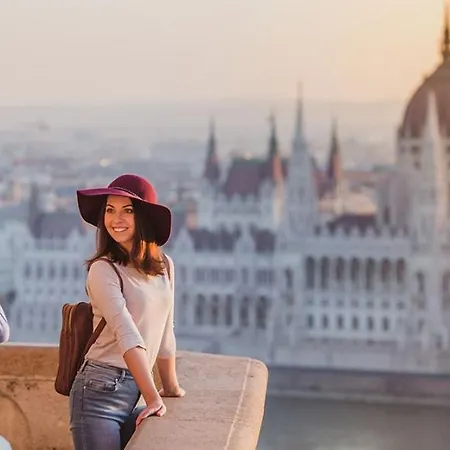 Super Cosy 3br Near Newyork Cafe With Balcony