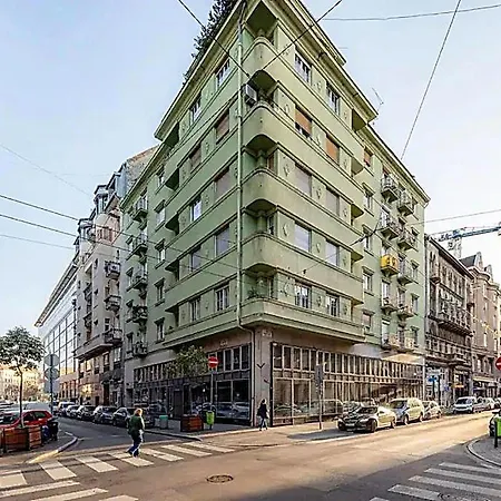 Super Cosy 3br Near Newyork Cafe With Balcony Appartamento