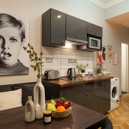 Apartment Super Cosy 3br Near Newyork Cafe With Balcony