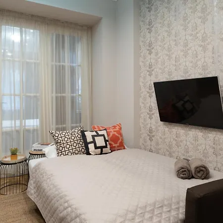 Super Cosy 3br Near Newyork Cafe With Balcony
