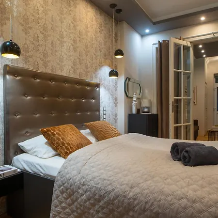 Super Cosy 3br Near Newyork Cafe With Balcony