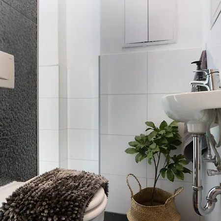 Super Cosy 3br Near Newyork Cafe With Balcony Apartament