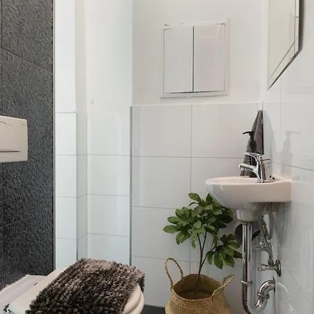 Super Cosy 3br Near Newyork Cafe With Balcony