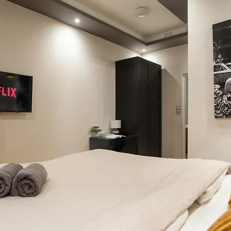 Super Cosy 3br Near Newyork Cafe With Balcony Apartment