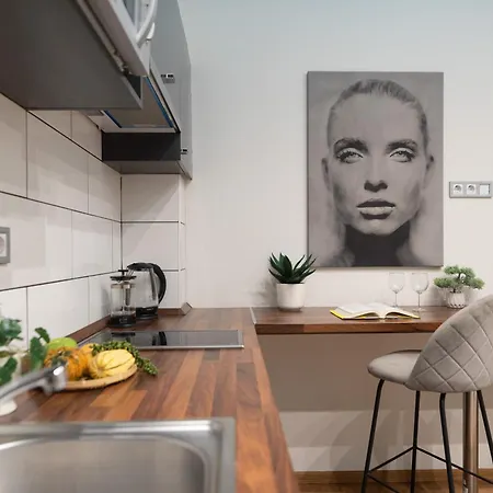 Super Cosy 3br Near Newyork Cafe With Balcony Apartment